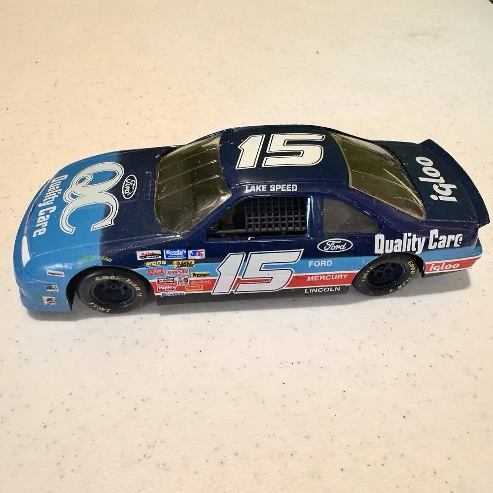 Nascar #15 Quality‎ Care/Igloo 1992 Ford Thunderbird Die-Cast Car 1:24 Scale Vtg